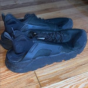 Black Nike Huaraches